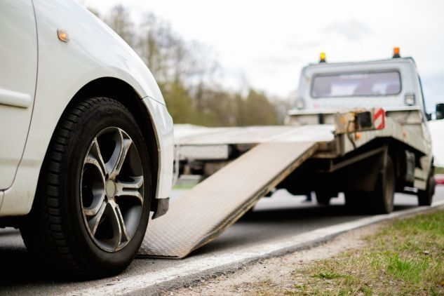 Transporter mit Rampe für PKWs
